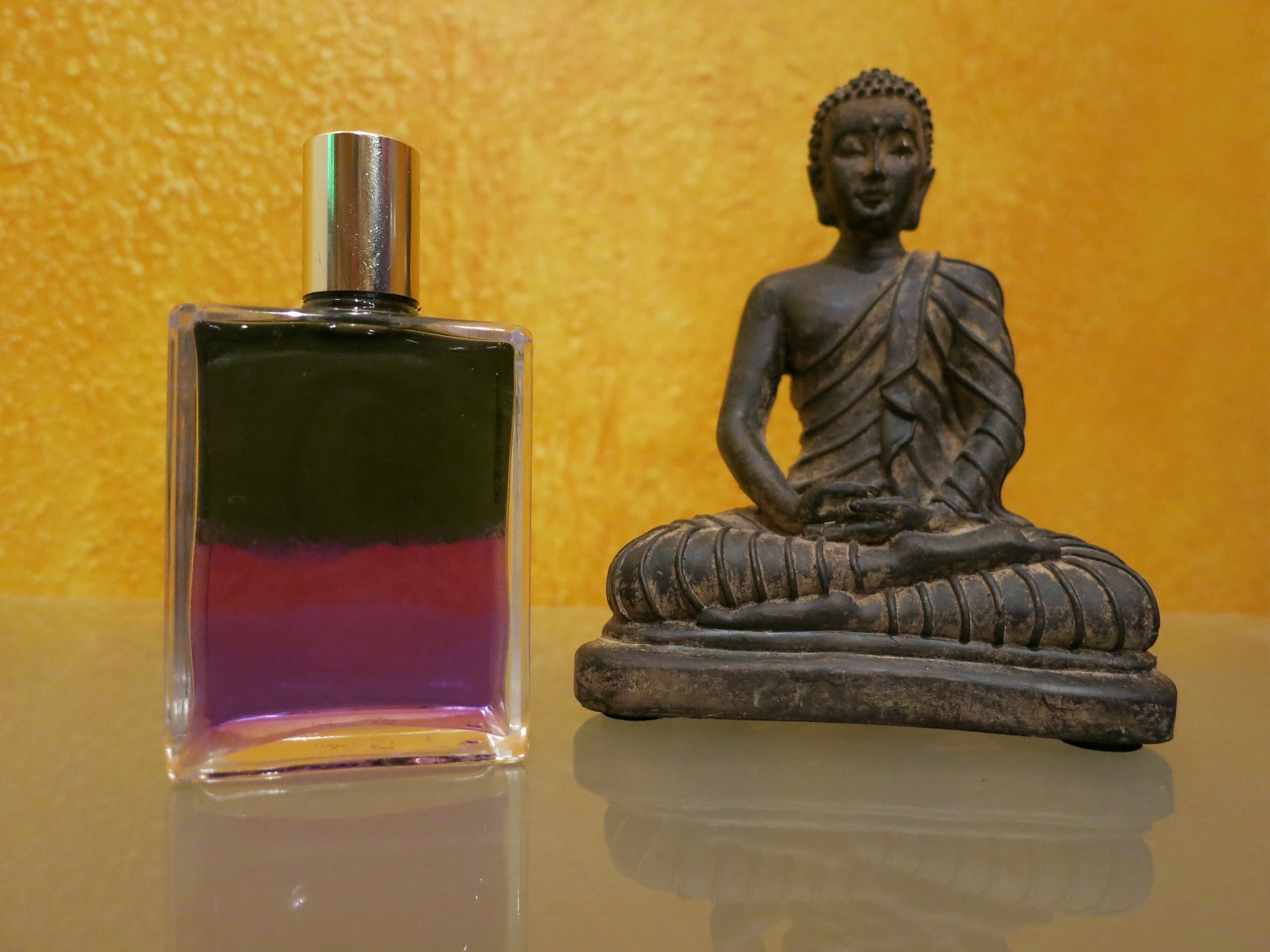 Aura-Soma-Flasche und indische Statue